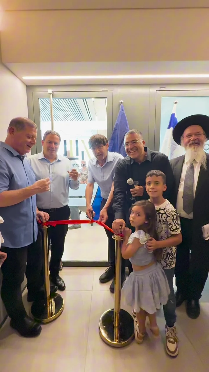 גזירת הסרט בפתיחת המשרד